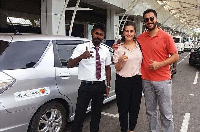 Private Transfer from Colombo Airport (CMB) to Colombo - Staff support before you reach the car