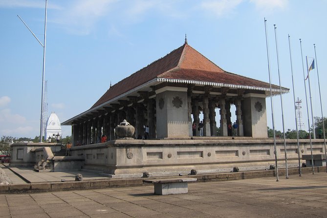 Shangri-La Colombo City Tour. - Gangaramaya Temple and Seema Malaka