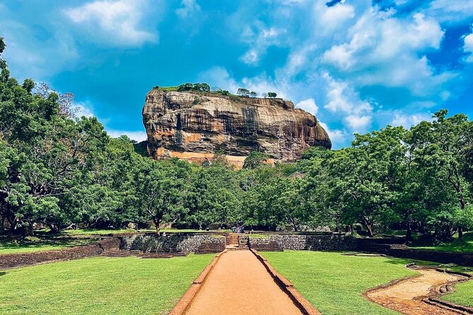 Sigiriya and Dambulla Cave Temple Private Day Trip From Bentota - What to expect from the food and water