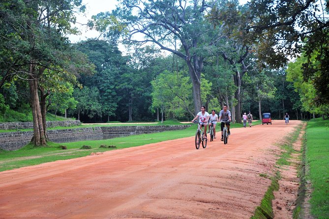 Sigiriya Cycle Tour: Explore Village Life in Sigiriya & Enjoy a Village Lunch - Visiting a Sri Lankan village home