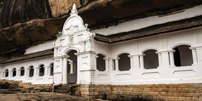Sigiriya & Dambulla: Private Day Tour From Trincomalee - Dambulla’s five caves and Golden Buddha