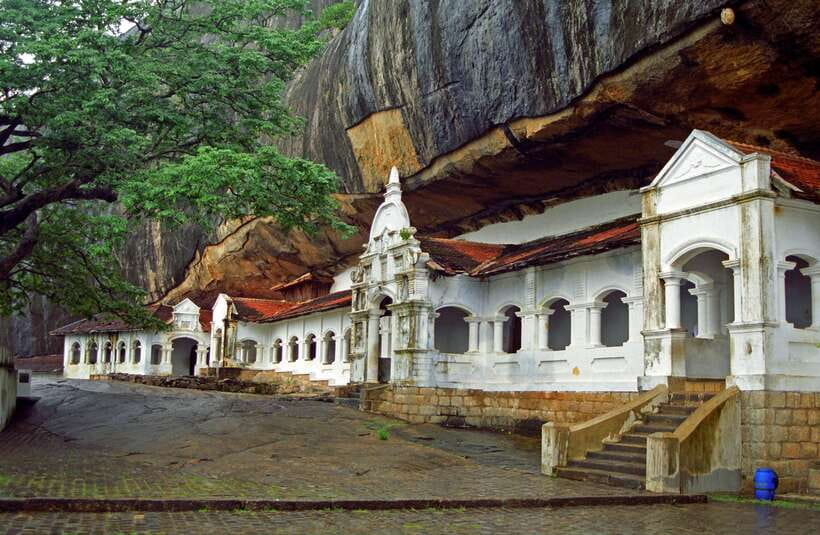 Sri Lanka: 5 Days Multi City Sightseeing Tour - Day 2: Dambulla caves and the climb at Sigiriya