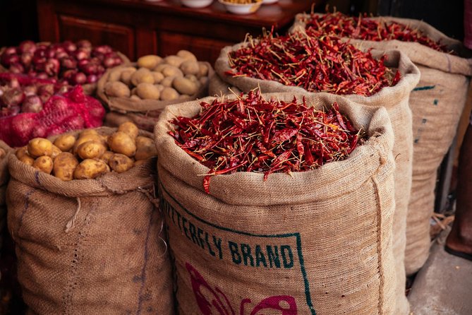 The 10 Tastings of Colombo With Locals: Private Street Food Tour - Pettah milk tea and the market streets