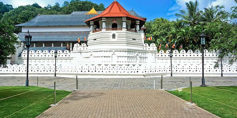 Three Temples Loop In Kandy Day Tour By Tuk Tuk - Gadaladeniya and Lankathilaka: two different temple visits
