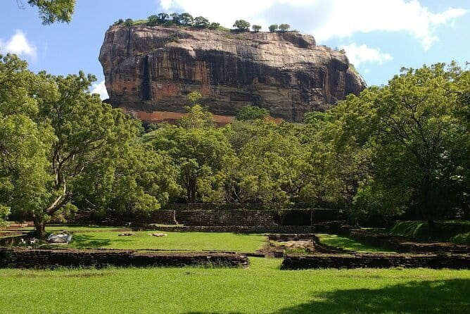 Tour to Dambulla Cave, Sigiriya and Pidurangala Rock from Kandy - Lunch between the ancient sites