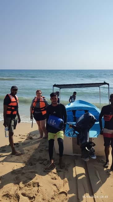 Trincomalee: Dolphin & Whale Watching Boat Tour - Looking for blue whales and sperm whales