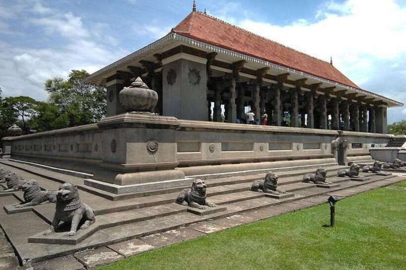 Tuk Tuk Tales of Colombo From Cruies - Red Mosque, Lotus Tower, and the city’s contrasts